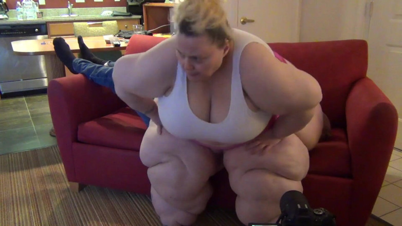 Full Weight Productions: Bobbi Jo mengongkeknya ke sofa