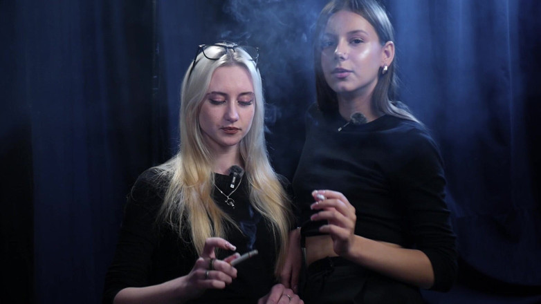 Russian Smokers: Дві жінки курять разом у темній студії з м'яким синім освітленням