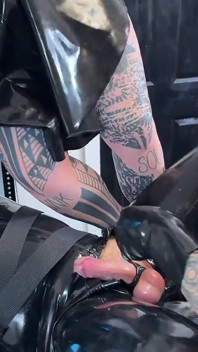 Tre tatuerade dommes: pegging, kuk munkavle &anal stretching förödelse