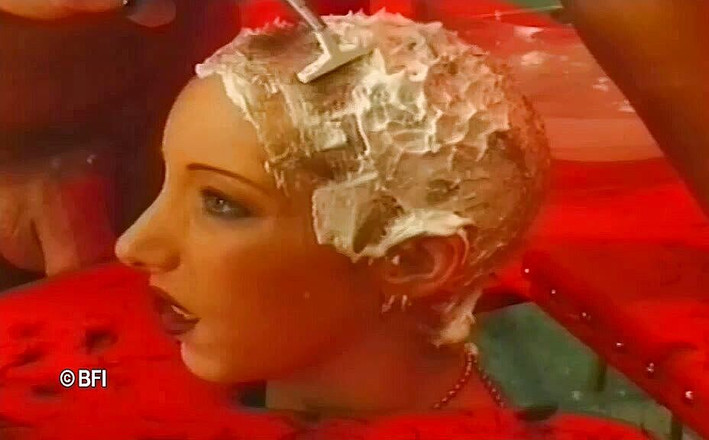 Hardcore slave sex: 堕落和剃光[奇怪]