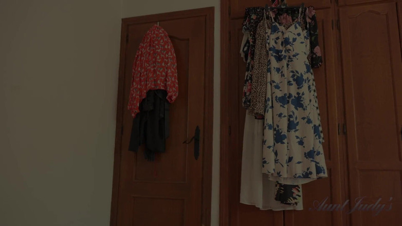 Aunt Judy's: Auntjudys - büyük memeli olgun üvey annen Melanie seni yatağında buluyor (pov)