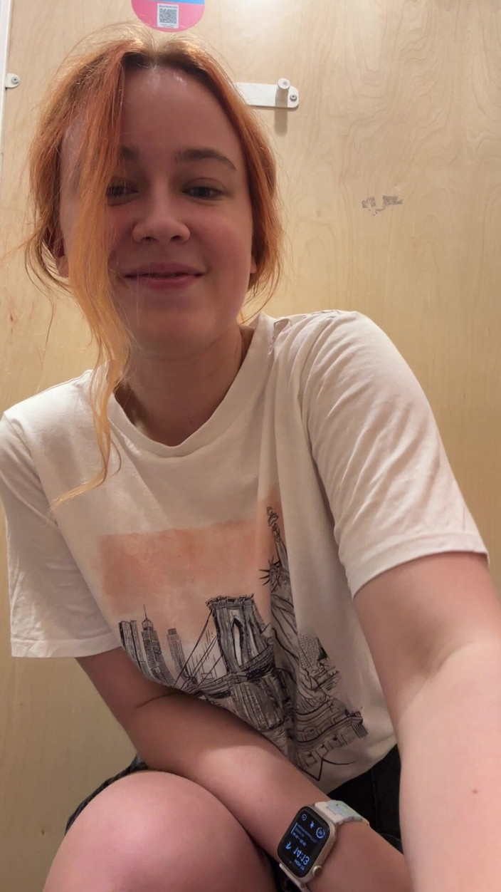 Sheryl X Sinclair: Umkleidekabine beobachten junge rothaarige frau