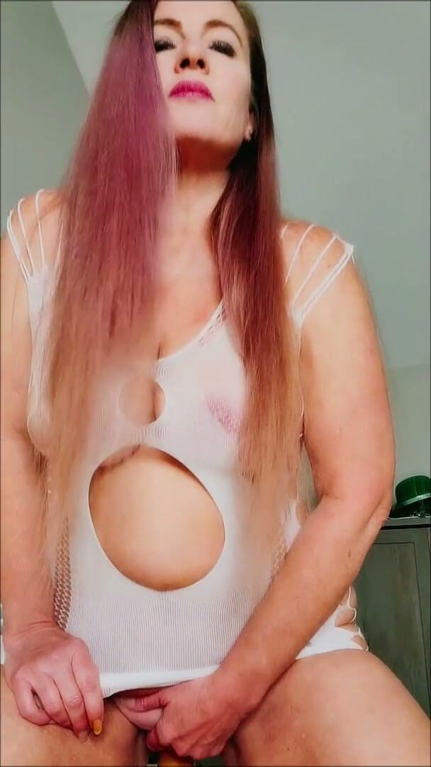 Nikki Nevada: 남자 몸통 섹스 인형을 타고 흰색 끈 드레스를 입은 섹시한 밀프 Nikki