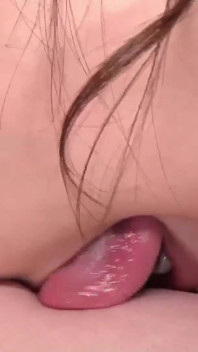 Ella continúa lamiendo sus pezones mientras enterra su cara en su amplia -2