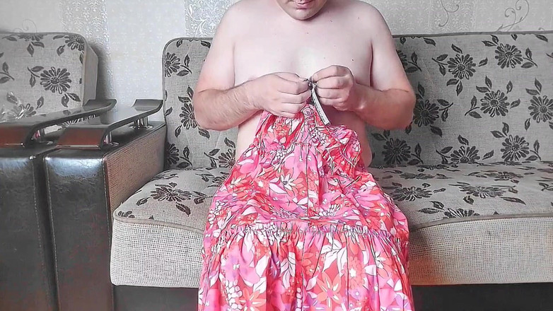 Kitty_Cross: Adorável Femboy deitada no sofá com pernas cruzadas