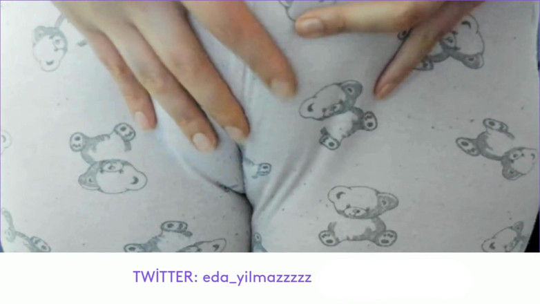 bigass_sexy_bigboobs: Cameltoe - chatte gonflée - masturbation avec pyjama - caresse de la chatte...