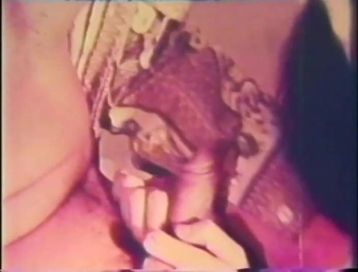Vintage Usa: Cewek hot rambut cokelat jadul lagi asik nyepong kontol!