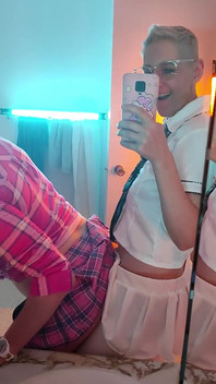 女孩操她的娘娘腔荡妇并在小鸡巴笼子里撒尿 - 手机版