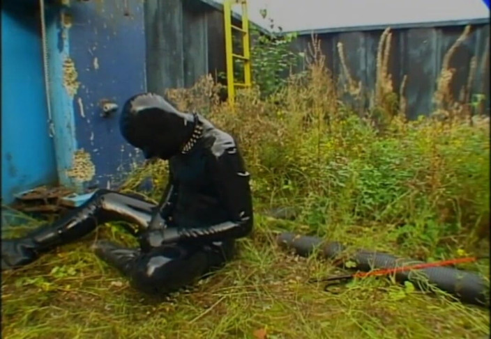 Absolute BDSM films - The original: Лизание киски в противогазе, унижение