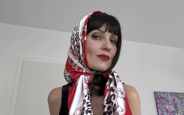 Lady Victoria Valente: Cetim, lenço na cabeça, clipe do show de moda