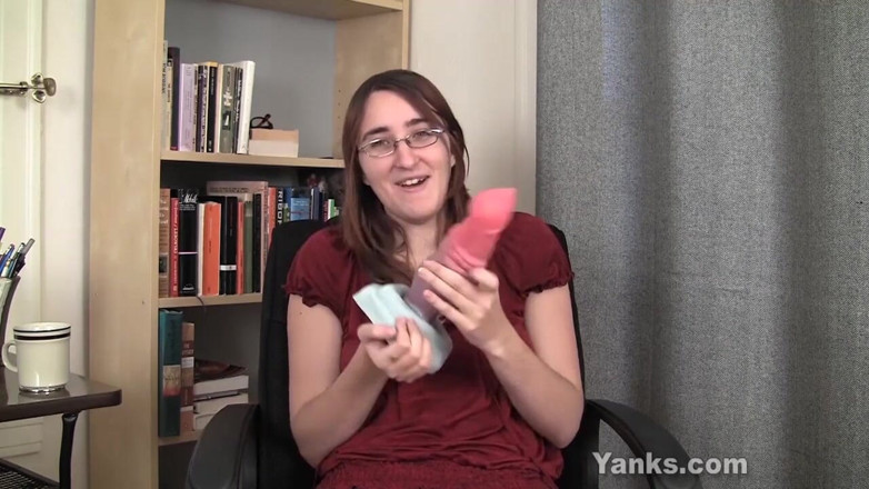 Yanks: Возбужденная девушка из Yanks, Silvia мастурбирует