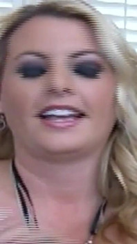 Blonde dikke milf met grote tieten buitenshuis geneukt door een grote zwarte pik