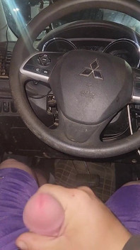 Usando calcinha rosa para se masturbar em Meu Carro