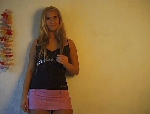 Flash Model Amateurs: Linda rubia con culo perfecto obtiene su coño perforado