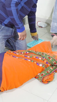 Симпатичная Saree Bhabhi становится шаловливой с ее Devar для грубого и жесткого анального секса после массажа льдом на ее спине на хинди