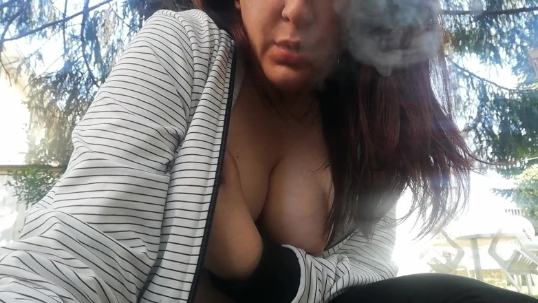 Nicoletta Embassi: Sexy fumando un jardín