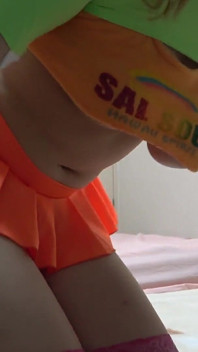 Mini fustă și chiloți G String și țâțe naturale ieșite de la t-shirt fata japoneză Natsume Maki cu curățenie în cameră