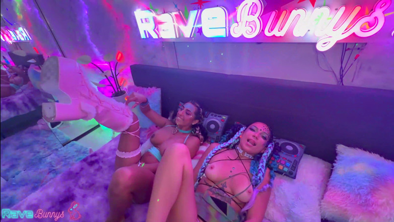 Rave Bunnys: Brian Omally Buší Lunu Colombiana Doggy jako Mira roztahuje půlky!