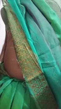 Indische travestiet billen Gaurisissy drukken en spelen met haar grote borsten in blauwe saree echte eigengemaakte seks