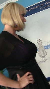 Si blonde seksi dikongkek keras