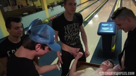 České gay páry 10 Filthy Pub Bang - Hetero boys a milf se připojí na divoký gay bangfest