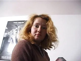 O tipă blondă păroasă suge pula unui tip la audiție în perspectivă la persoana 1