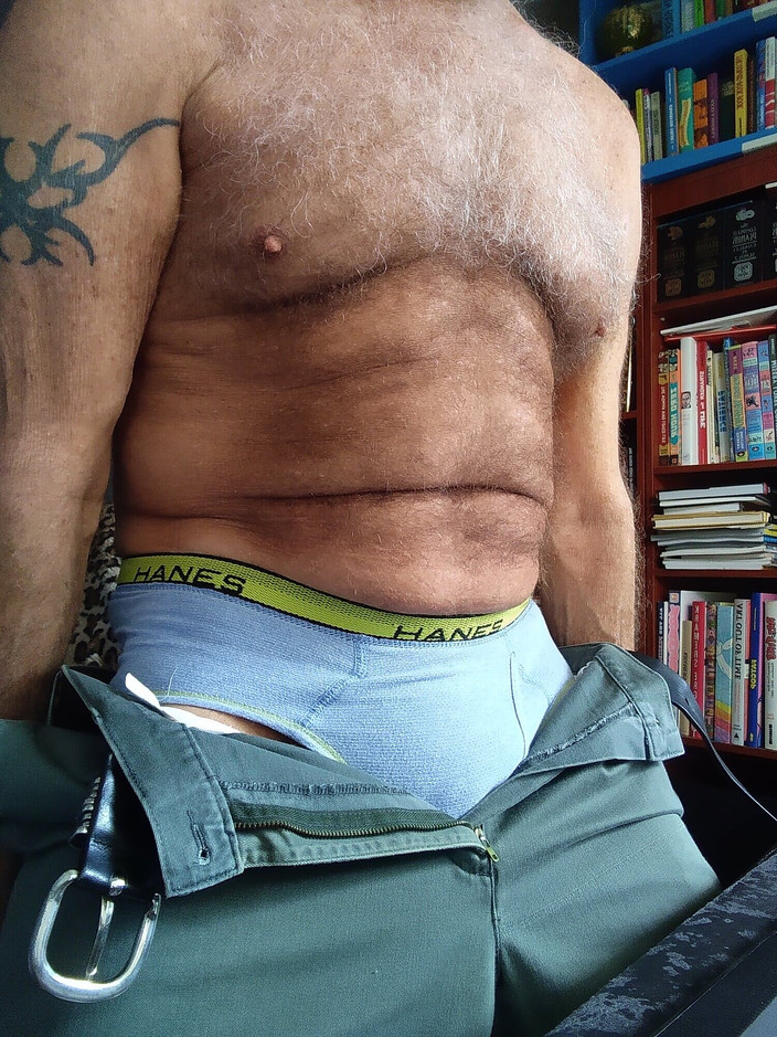 Mr hairy gardener: Ngentot di kantor--dia mengancam akan memecatku jika aku tidak melakukan...