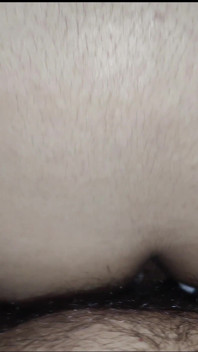 Uma garota preparando um garoto para sexo anal.