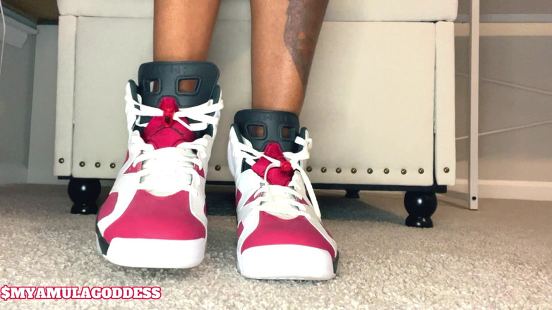Mya Mula Goddess: Con chó cái sneaker