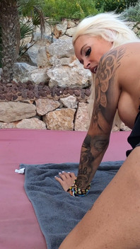 Loira Excitada Brinca Com a Rata