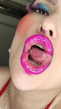Bimbo de lábios grandes com batom brilhante come sorvete