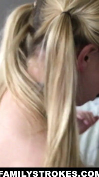 Prsatá blondýnka Alina West jezdí na péru svého nevlastního bratra