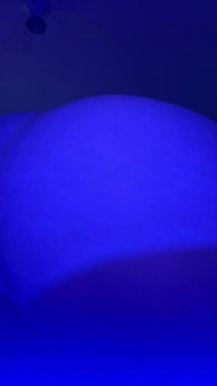 Un gros cul twerke sous une lumière bleue
