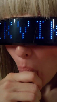 Yberpunk, mädchen gierig lutscht das ganze sperma aus ihrem fan