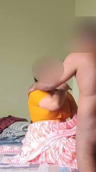 Sexy vecina de enormes tetas esposa en sari y blusa la folló duro al estilo perrito y entró dentro de ella