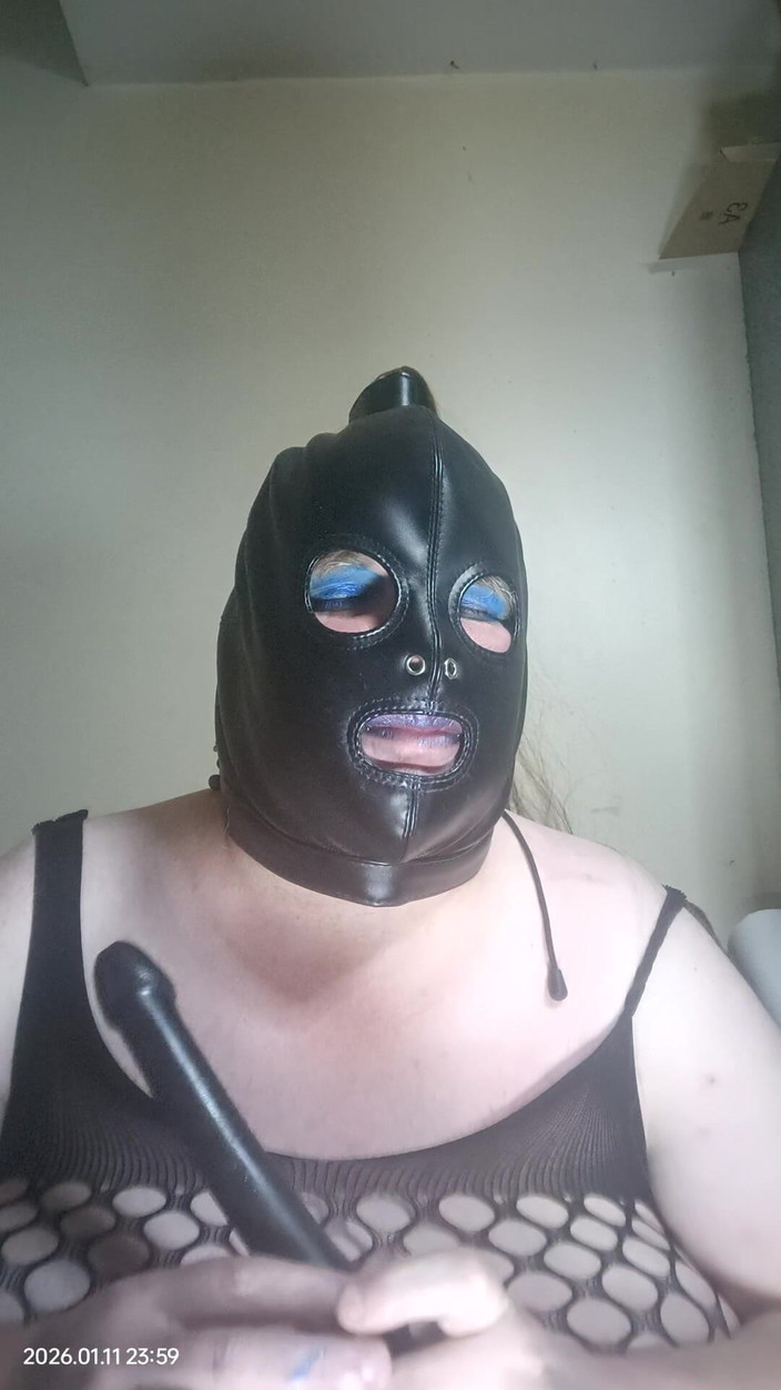 Stephanie-Nicole-TV: 胖美女电视吮吸假阳具并用它拍打她的脸颊