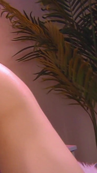 Cewek kembar rambut pirang yang lagi sange pamer pantat bahenolnya