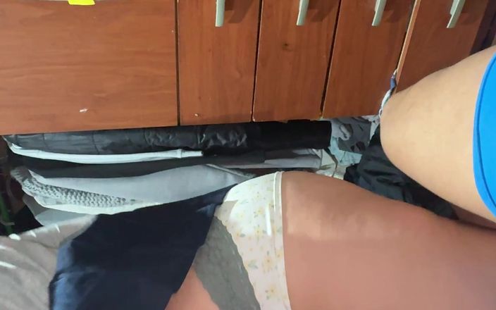 Gordo fuck: Я трахаю свою зведену сестру перед тим, як піти в коледж. Вона бачить, що я мастурбую, і каже мені не трахати її в дупу.
