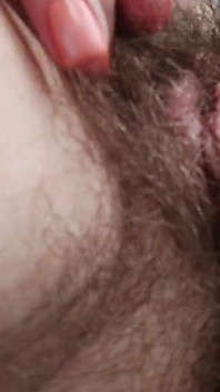 J’ai Mis Le Micro Sur Mon Sexe Poilu. Gros Plan Gros Gros Lèvres Sur Pussy