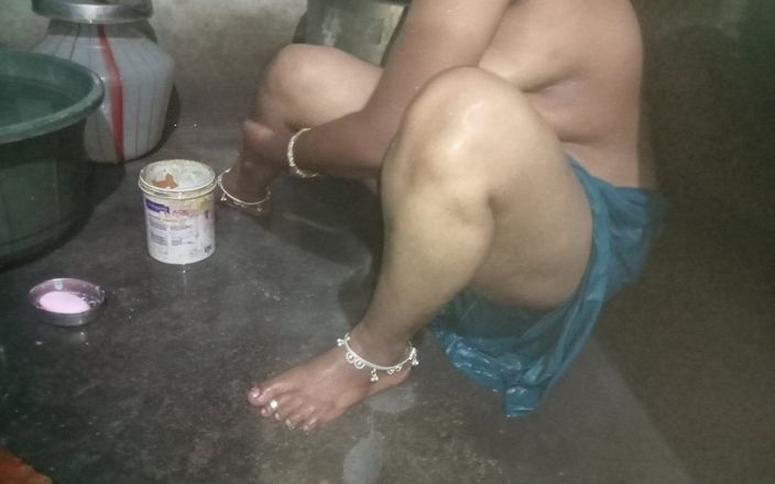 Priyanka priya: Banyo yaparken karısının göğüslerini kapan bir koca