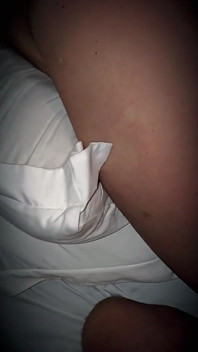 멋진 엉덩이를 가진 욕망 가득한 MILF가 유리 플러그를 박고 강하게 삽입되고 수정당한다