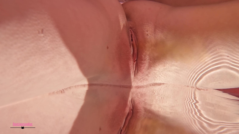 Destination Kat: Čůrání ve vodě