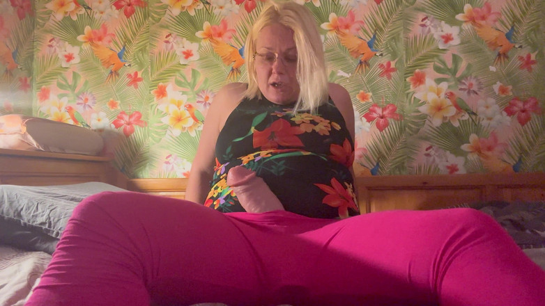 Putarankahotmilf: Futa máma s obřím čůrákem šuká její Tranny Roomate