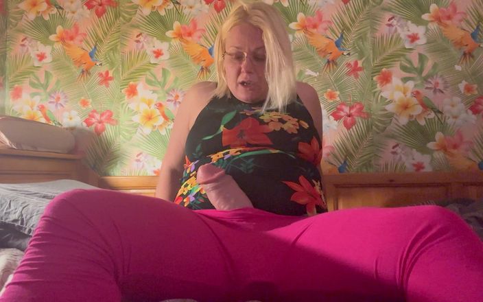Milf Sex Queen: Dev yaraklı futa anne travesti oda arkadaşını sikiyor