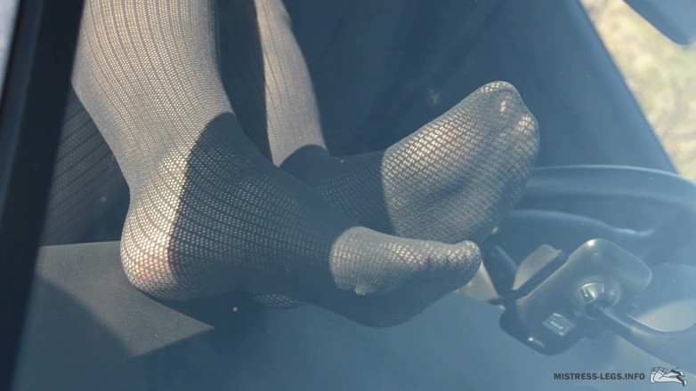 Mistress Legs: Gambe sexy in collant che posa in macchina