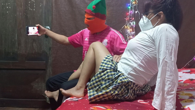 Martin13: Я дам тобі гарний подарунок, якщо ти дозволиш мені трахнути тебе!! Вітчим трахає свою падчерку на Різдво