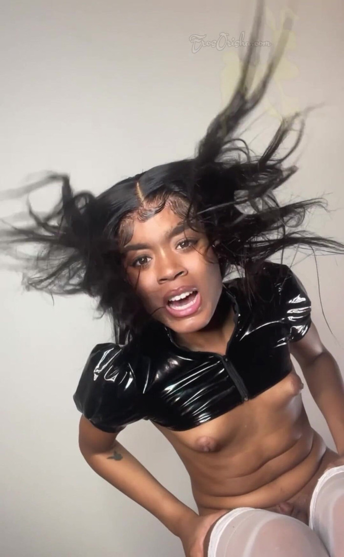 EROS ORISHA: Ébano trans dominatrix pisando em você