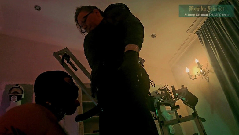 Strict Senz: Monika Schmidt trénink kouření paroháčská strapon děvka plivá verbální ponížení