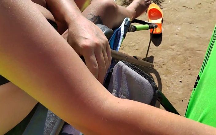 Emma Alex: Riskabelt utomhus avrunkning från tonårs styvsyster på stranden. Nästan fångad...