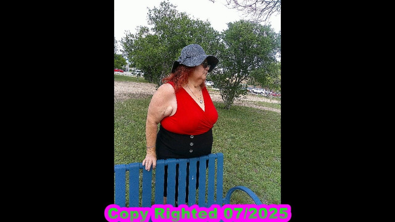 BBW nurse Vicki adventures with friends: La sexy enfermera Vicki camina en el parque mostrándose y...